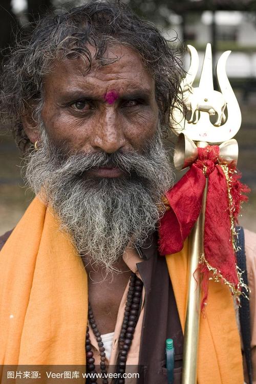 一个印度亚洲印度教苦行僧婆罗门成年男性垂直