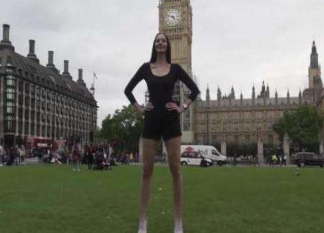全球最高的女人,身高2米4腿比普通人还高,进出门都费劲!
