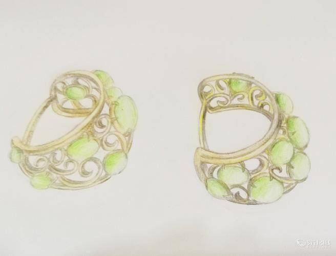 翡翠耳环,这款翡翠耳环由20颗冰种翡翠镶嵌18k黄金设计而成,其中黄金