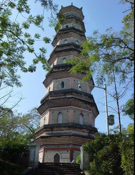 河南省唐河县泗洲塔坐落于县城菩提寺内,该寺的前身为一规模不大的