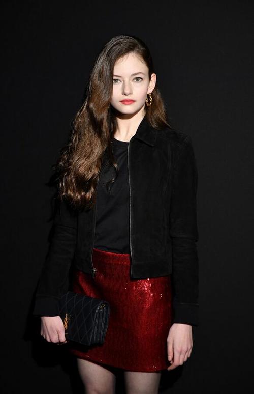 女星麦肯基·弗依(mackenzie foy)身着红裙黑衣,现身巴黎时尚拍照.