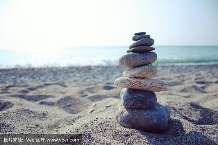 沙滩上石头构图平衡,日出放松
