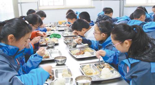 青岛:学校食堂,从艰难起步到全面开花