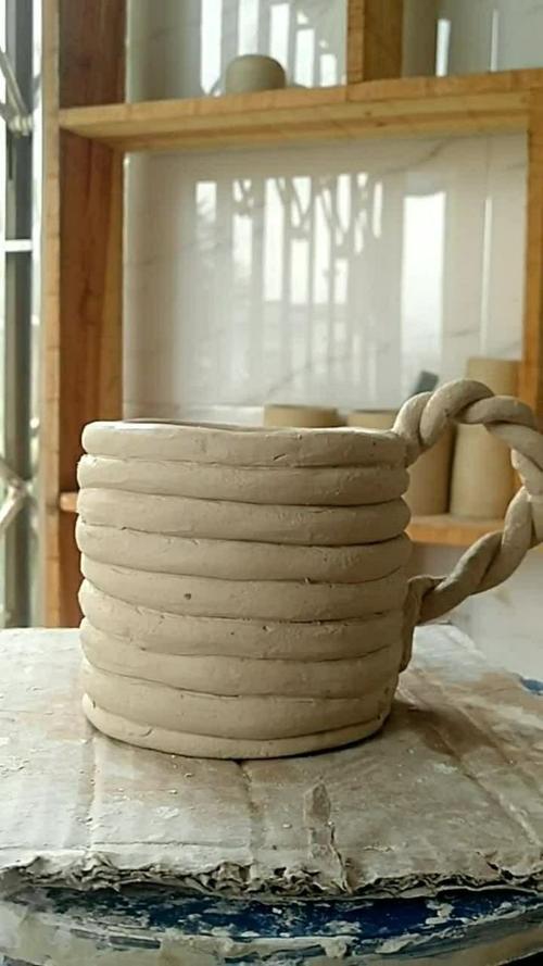 陶艺之泥条盘筑法 这是人类最古老的陶艺成型方法之一,传统而现代,古