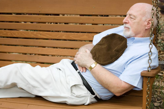 老人心血管疾病午休事项1,宜采取以头高脚低侧卧睡姿,以减轻对心脏的