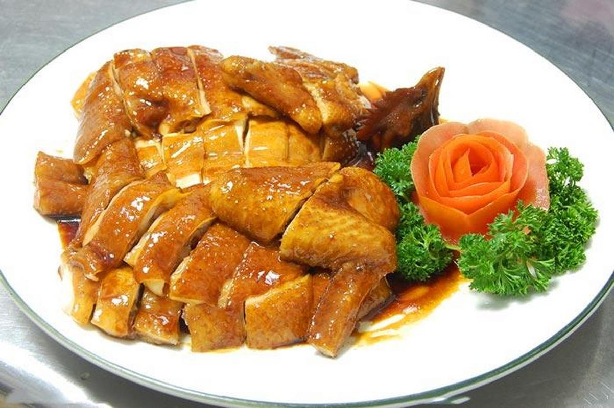 99豉油鸡的做法99 95豉油鸡是一道粤菜中的经典美食,起源于广东