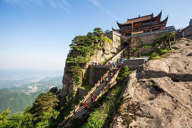 九华山最高寺院在海拔1300多米的山峰上,来九华不上天台等于白来
