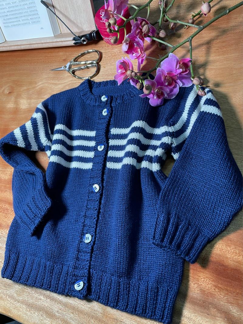 小男孩帅气毛衣(附编织图) 新鲜出炉的小男孩毛衣,适合3岁小宝宝穿.