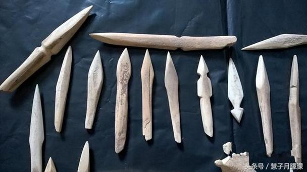 新石器时代的骨兵,主要包括骨镞,骨戈,骨斧,骨叉,骨笄等,种类基本与