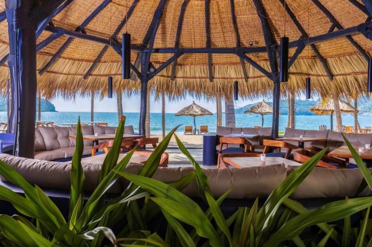 这家海滨度假别墅位于墨西哥太平洋海岸的 playa la ropa 之上,酒店每