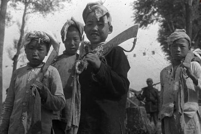 陕北的儿童团在巡查路口,一般来说,红缨枪 大刀片是他们的标配