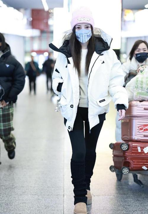 李小璐现身北京机场身穿白色羽绒服搭配粉色帽子利落甜酷