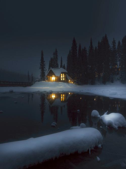 寒夜小屋加拿大翡翠湖边网红小屋