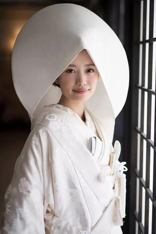 传统的日本婚礼是在神社举行,新娘那一身"白无垢"也是经常被拿来和