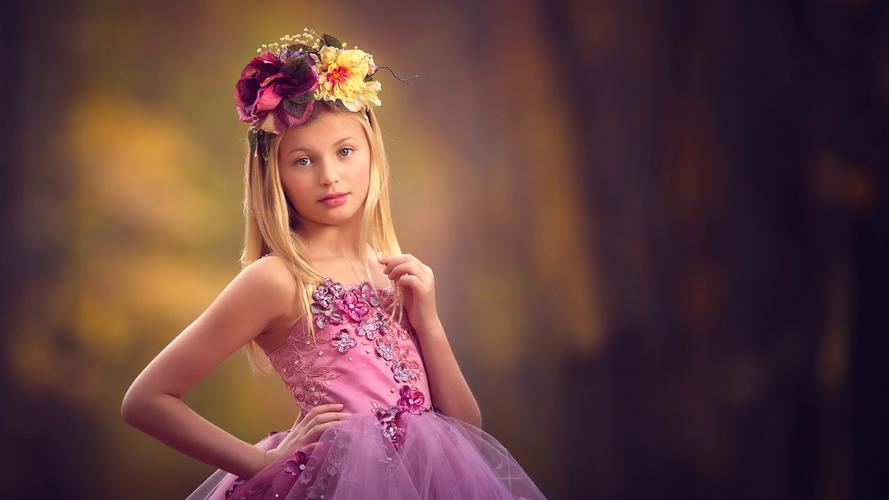可爱的小女孩,花圈,紫色长裙 壁纸 - 1920x1080