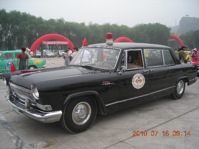 中国第一届老式汽车巡游展(承德)开展了