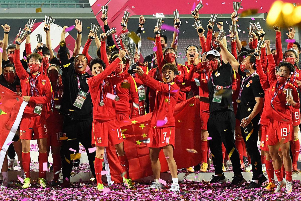 中国女足捧起亚洲杯冠军.