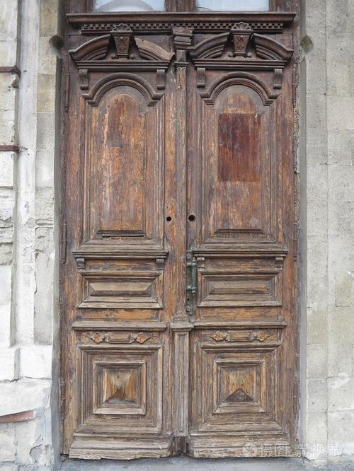 老式旧棕色木质门与模式