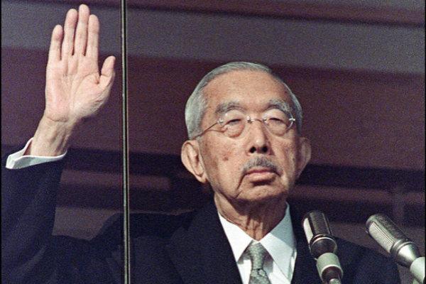 《人间宣言》,承认天皇也是人,在1947年,昭和还推动了《日本国宪法》