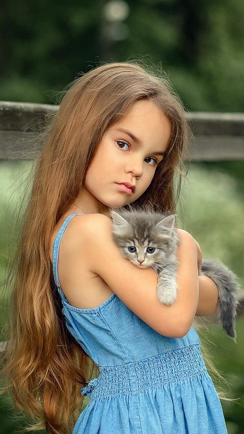 蓝色裙子小女孩和小猫 iphone 壁纸