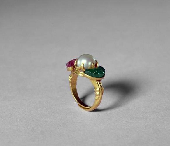 复古翡翠墨翠戒指(故宫博物馆收藏的翡翠戒指件件都经典)(2)