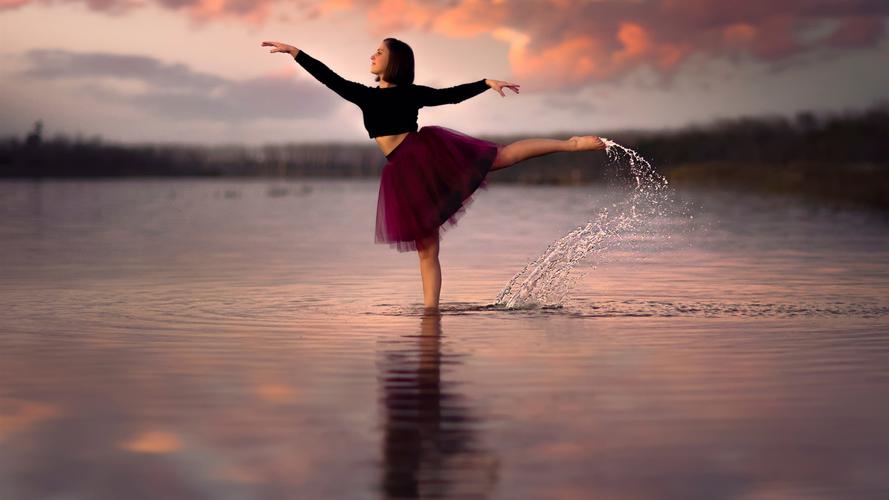 女孩在水中跳舞 壁纸 - 1920x1080 全高清