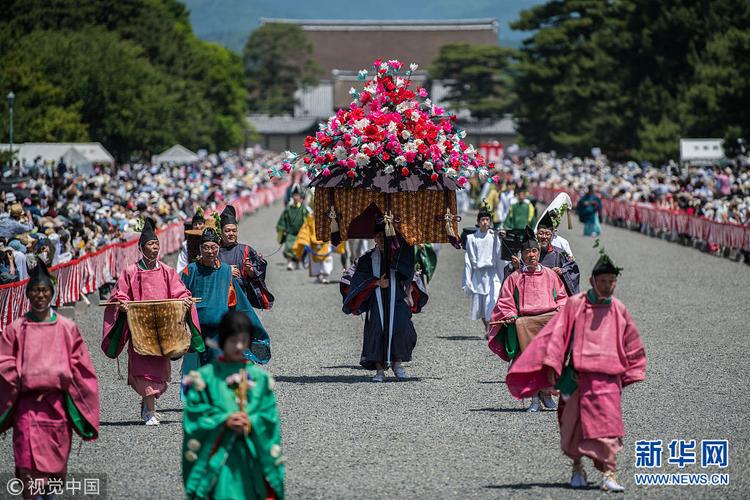 日本京都举行传统葵祭 华服游行美如画