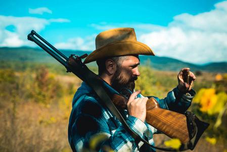 特德州游骑兵纪念馆在美国打猎.猎人拿着猎枪在打猎.