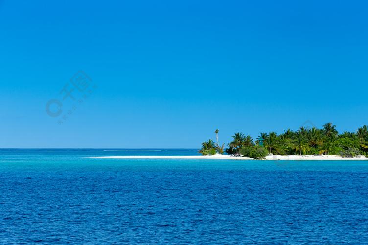 有白色沙滩和海的热带马尔代夫海岛