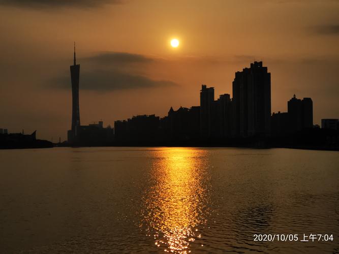 今朝的日出,——广州塔与太阳,2020.10.5.摄制:鸿雁