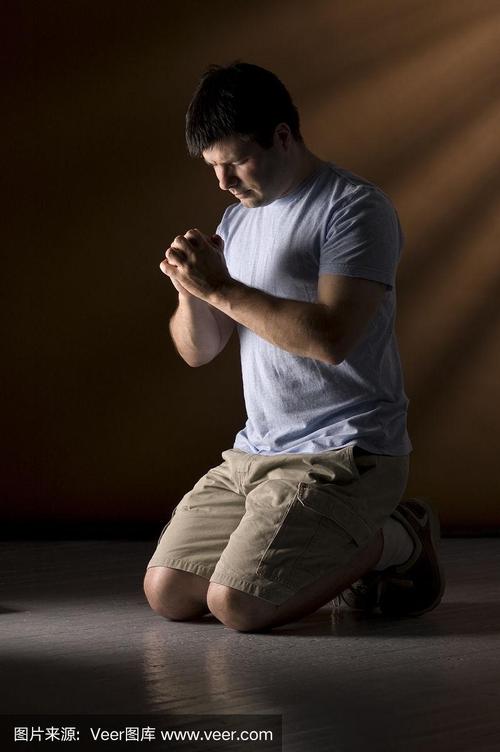 人跪着用神圣的光祈祷