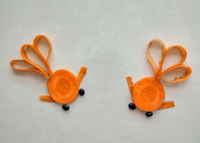 儿童简单手工拼贴画制作瓜果蔬菜创意拼贴画用胡萝卜做漂亮的金鱼装饰