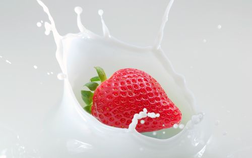 草莓与牛奶的瞬间 iphone桌布