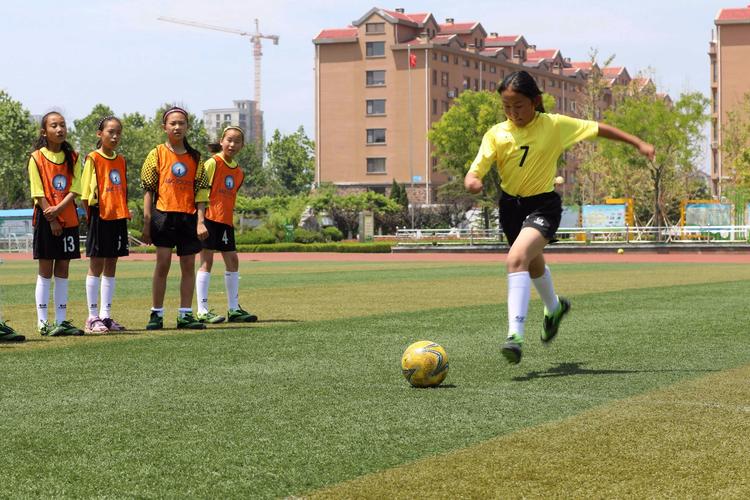 6月27日,在山东省荣成市世纪小学,学生们在进行足球比赛.