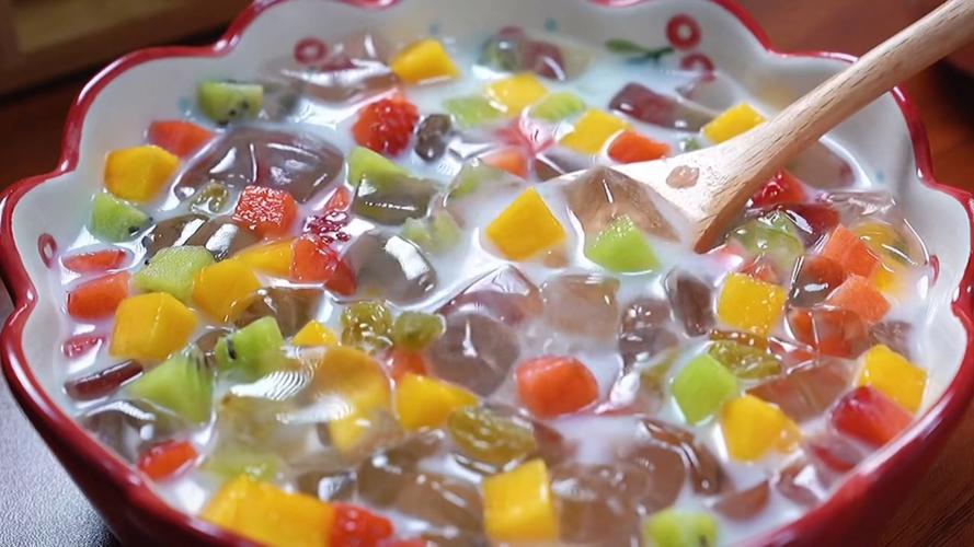 天热做一碗冰冰凉凉的水果凉粉,清凉又解暑太爽了.