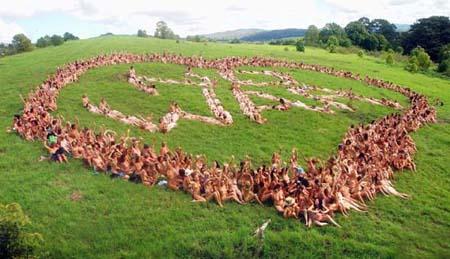 图文:澳大利亚750多名妇女用裸体抗议对伊开战