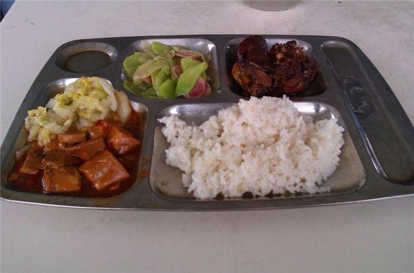 世界各地的学校食堂饭菜,比来比去还是觉着中国的好