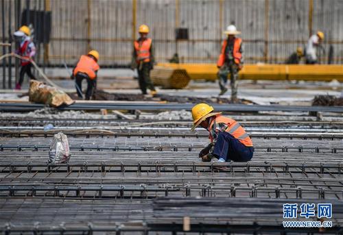 5月12日,工人在海口国际免税城项目工地施工.新华社记者 蒲晓旭 摄