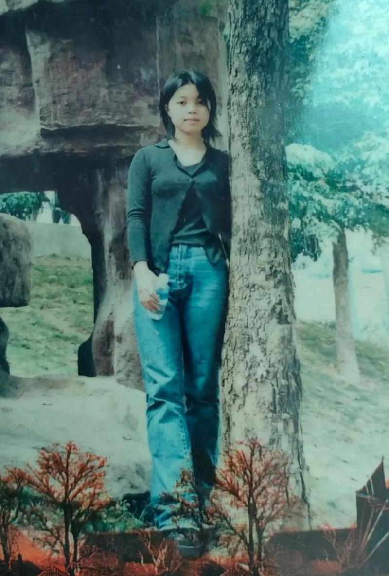 这张照片是在2000年拍摄的,照片中的女孩来自安徽省蚌埠市,是一名电子