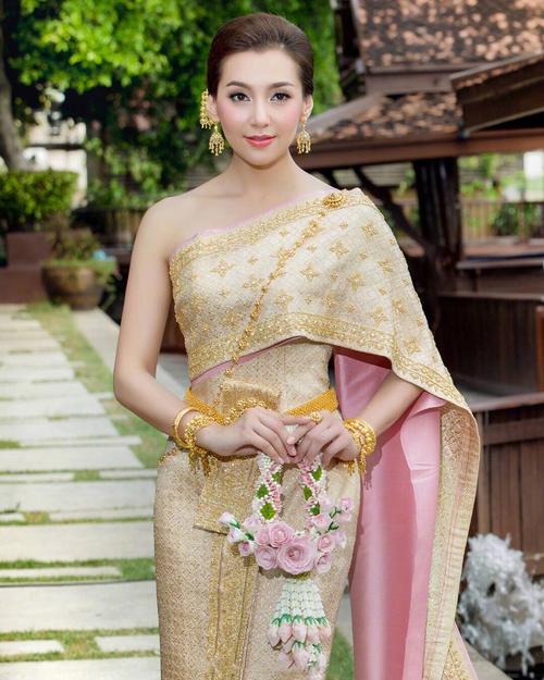 上月超火的一部泰剧《天生一对》女主bella身穿多款泰国传统服饰
