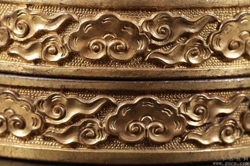 铜鎏金錾刻云龙纹盖盒