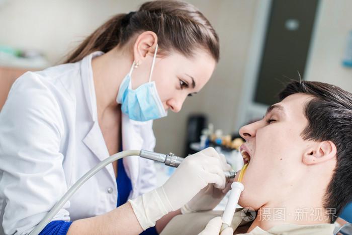 牙科医生对待病人的牙齿