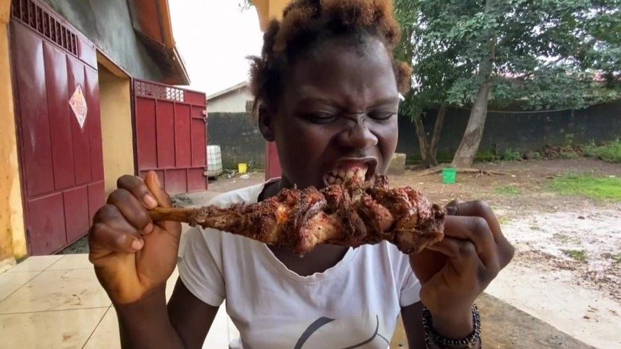 非洲孩子第一次吃孜然羊腿吃的超级香猛夸孜然味道好