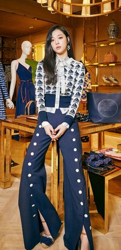 崔雪莉最新时装杂志写真曝光】韩国女艺人崔雪莉的一组最新时装杂志