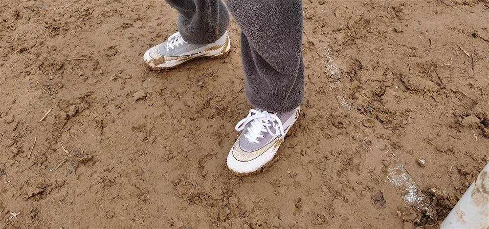 小白鞋踩在泥地里,成了"小土鞋".