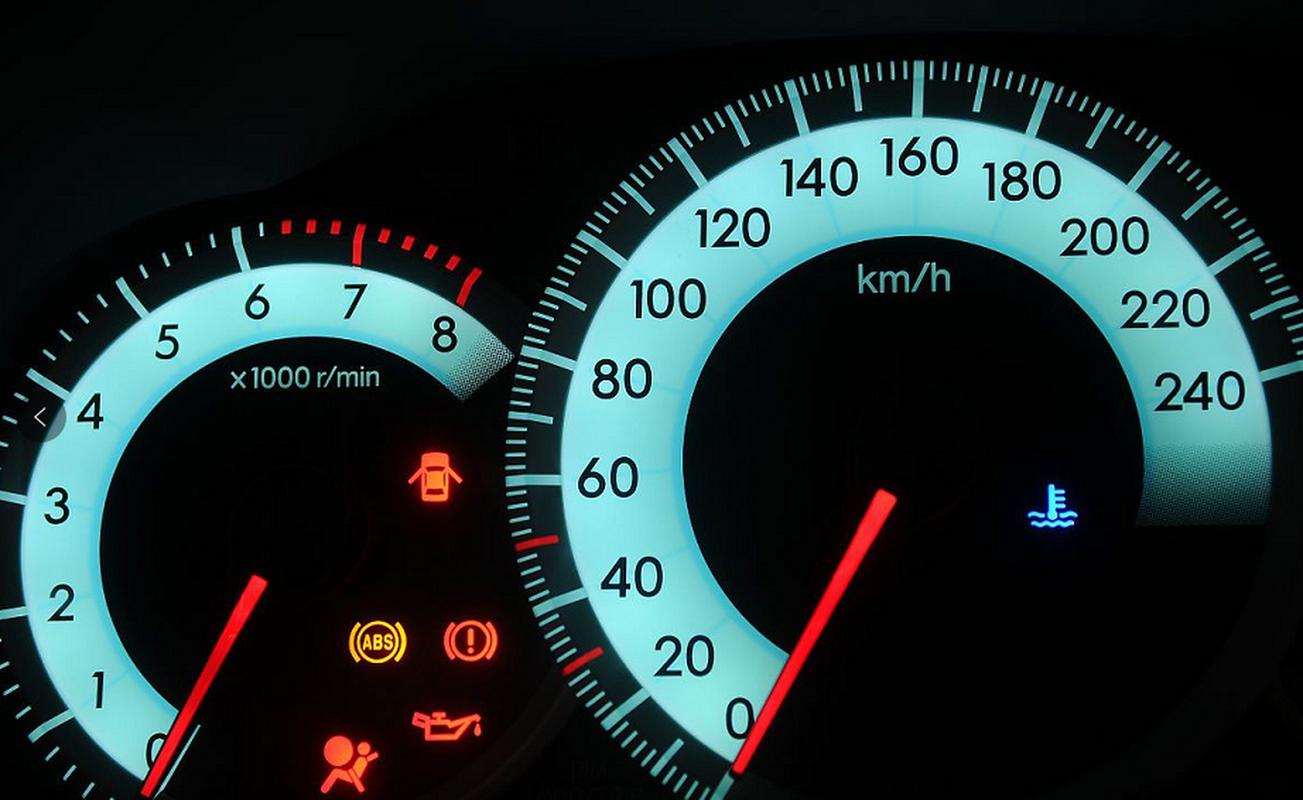 感叹号仪表盘指示灯图解如下1手刹提示灯 该指示灯用来显示车辆手刹的