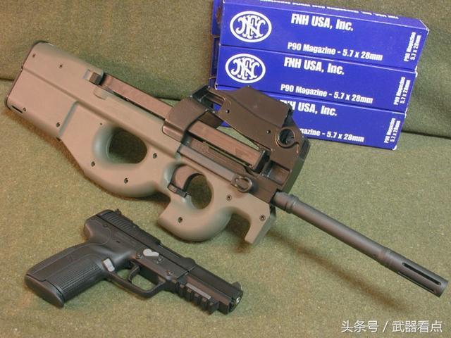 军事丨p90冲锋枪外形相当怪异独特让人感觉好像科幻片中的武器