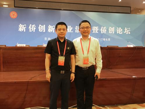 荣任中国侨联新侨创新创业联盟海外委员的陈国山(左)和杨勇智(右)