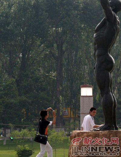 戴安全套 长春文化广场男性人体雕像遭人恶搞(图)