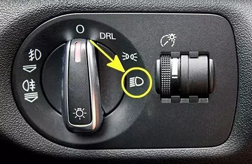 也有一些车是在方向盘左下方的这种旋钮来开启大灯的,拧到最右边的